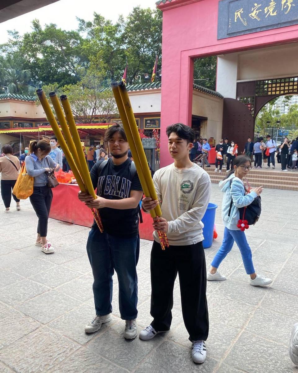 許賢陪滕毅康去車公廟求籤。