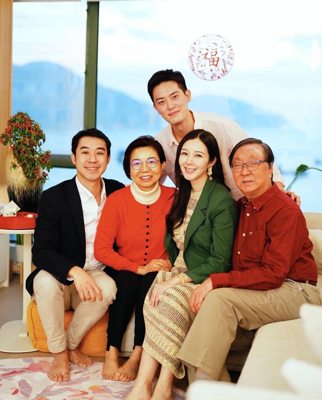 麥明詩媽咪公開一家人在阿女屋企拍下的新年合照。