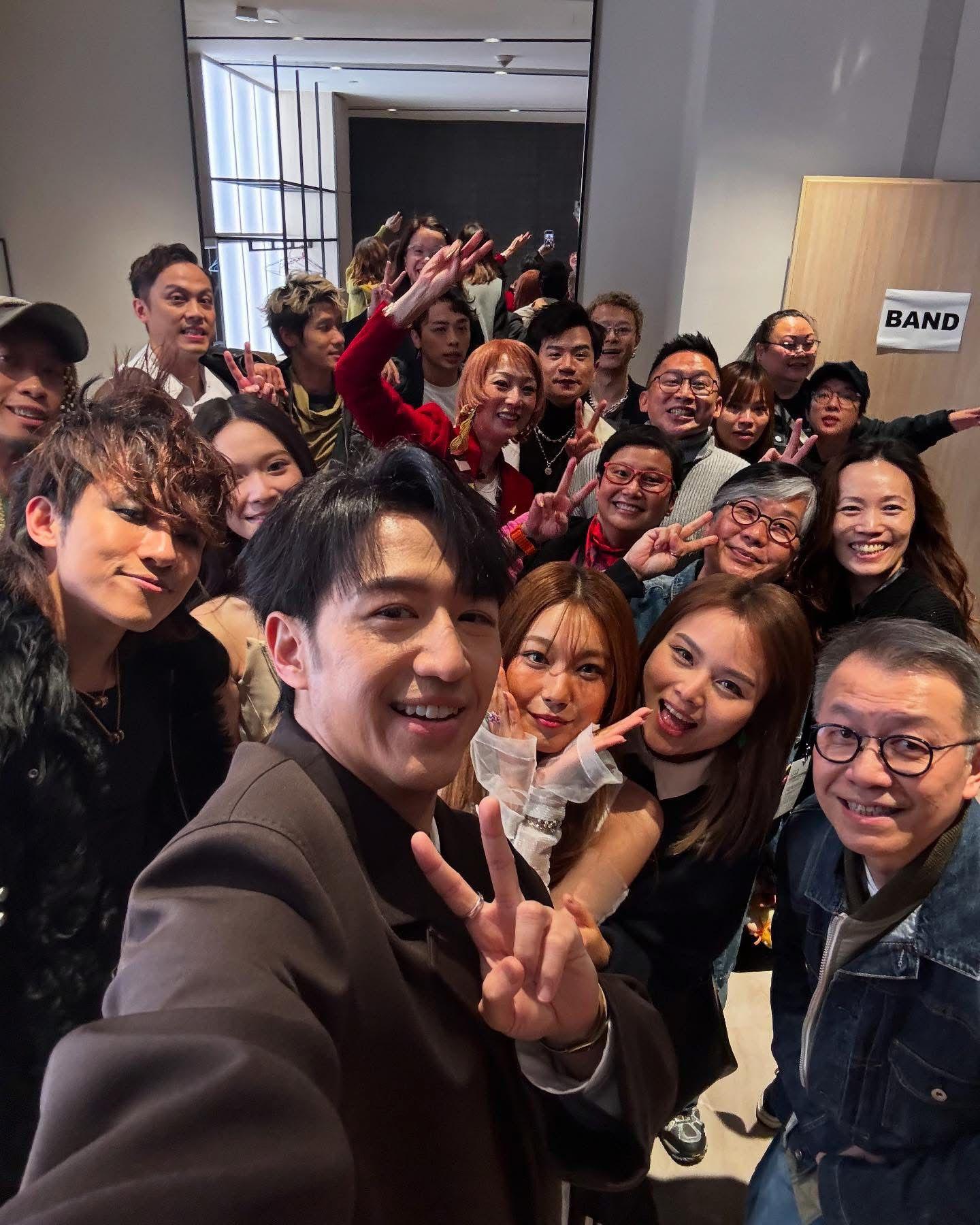 郭啟華陪鄭秀文出席叱咤頒獎禮,更與唱片公司台前幕後大合照。