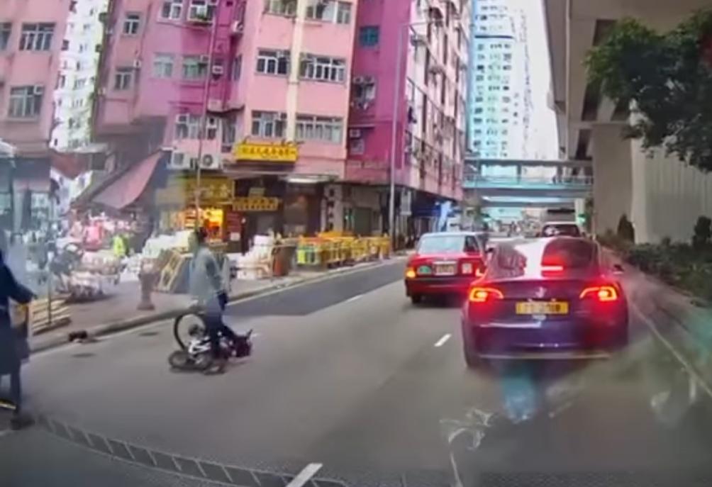 一輛貨車突然開門,途經單車司機險比的士輾過。(fb「車cam L(香港群組)」截圖)