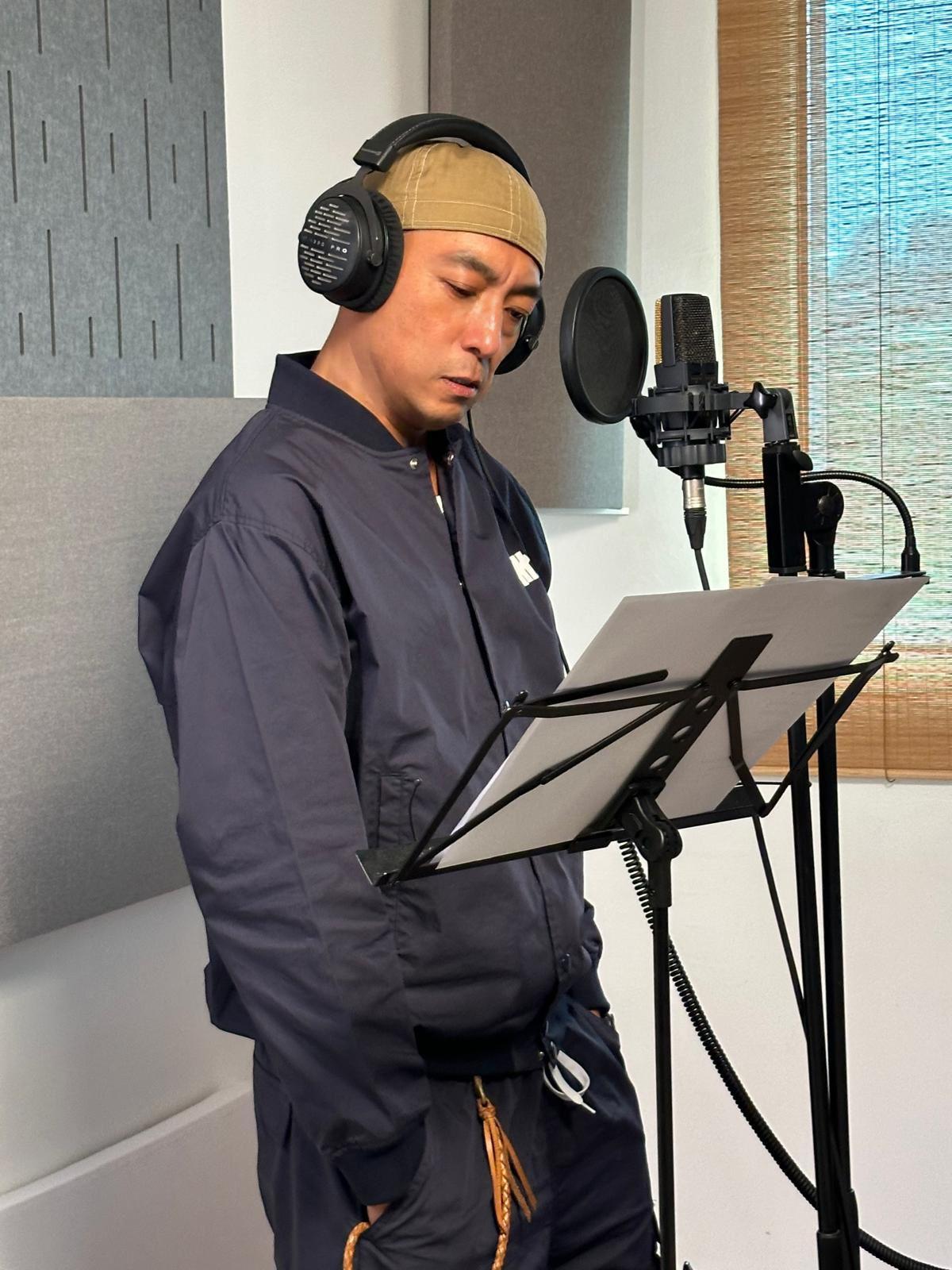 姜皓文首次開金口為電影獻唱同名賀年歌《哈哈哈新年喜戲》。