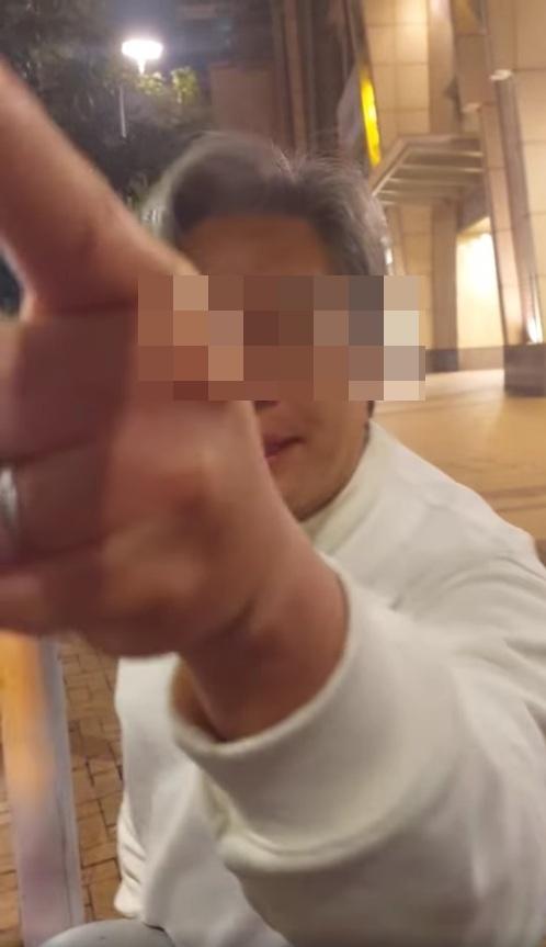 白衣男表示已付了100元。(網片截圖)