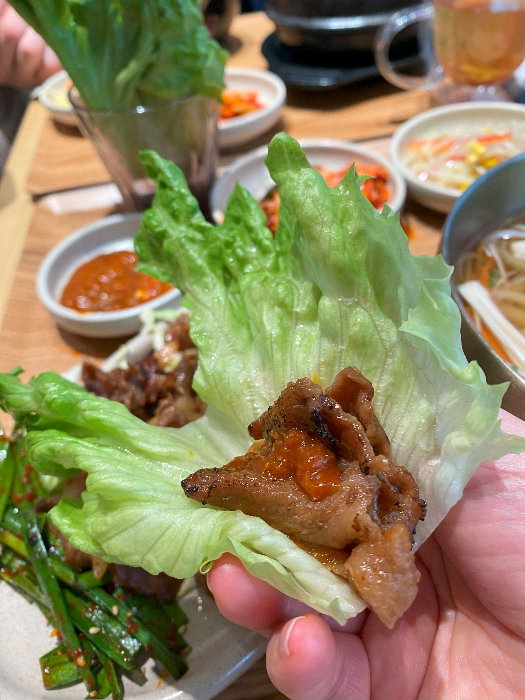 將韓國蔬菜包著大邱炭烤豬肉吃,更感清爽平衡不膩。