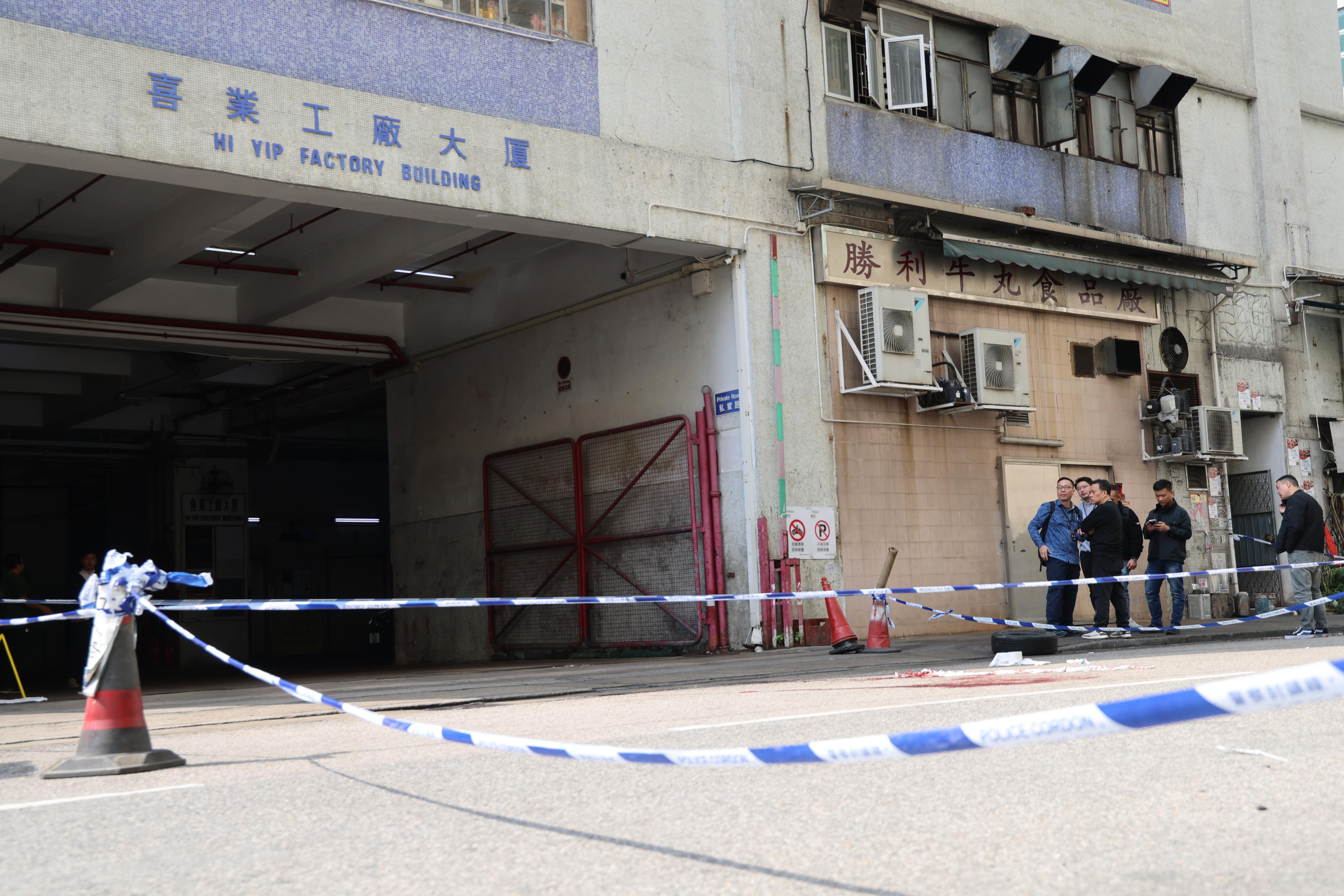 兩名男子清晨在元朗宏業西街喜業工廠大廈附近遭多人持刀襲擊,兩人受傷送院,其中一人傷重不治。