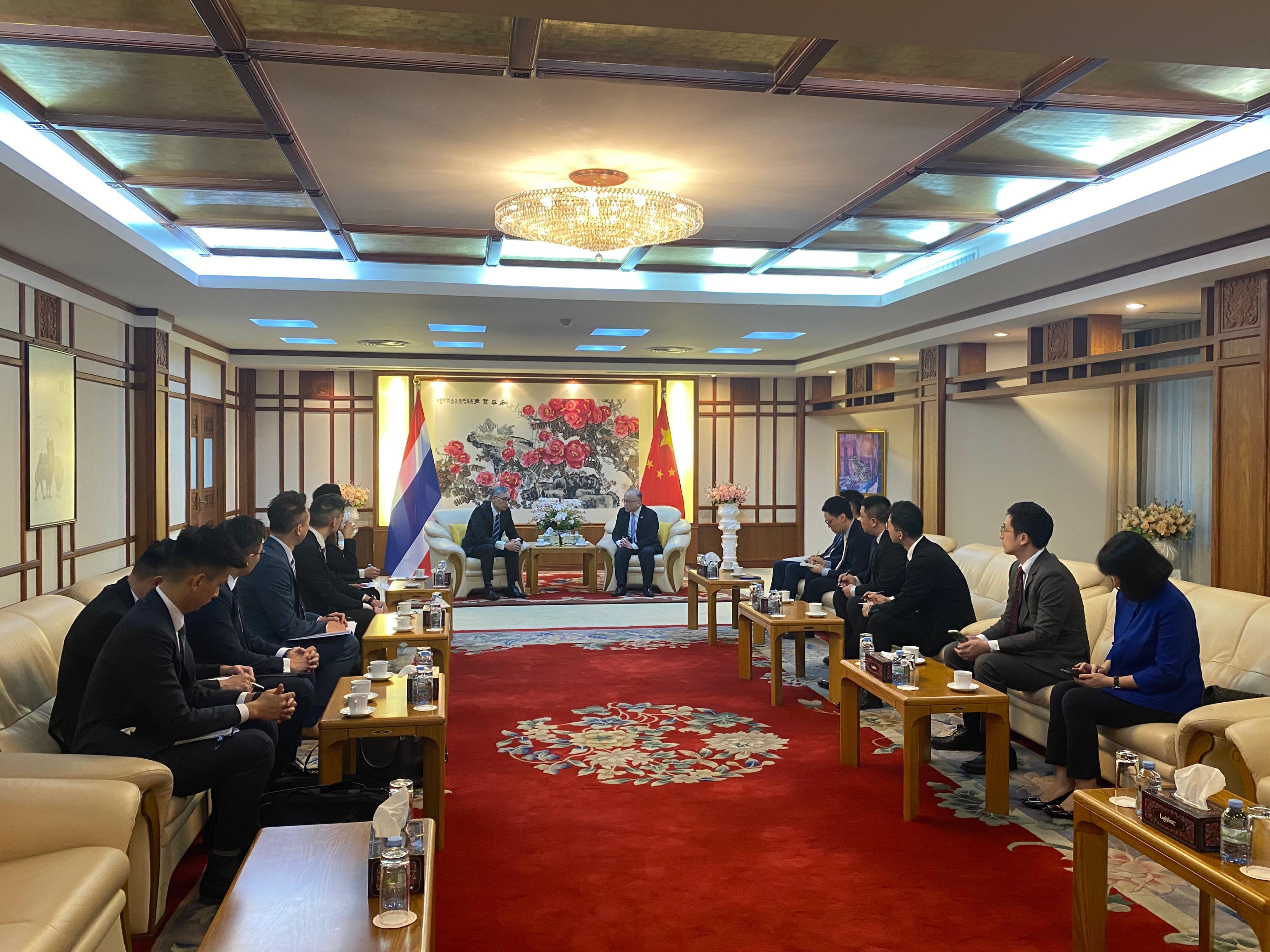 專責小組與泰國官員會面。(政府新聞處)