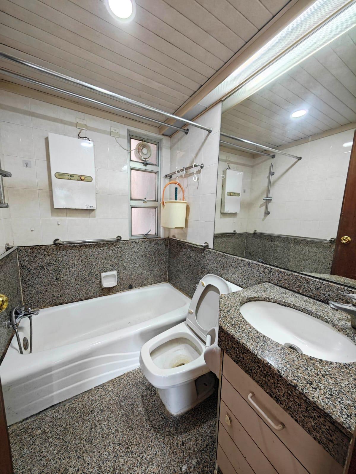 浴室裝修稍有年代感,但整體企理。(代理提供)