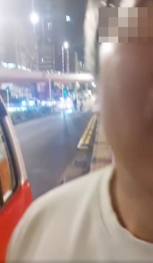 白衣男走近的士司機。(網片截圖)