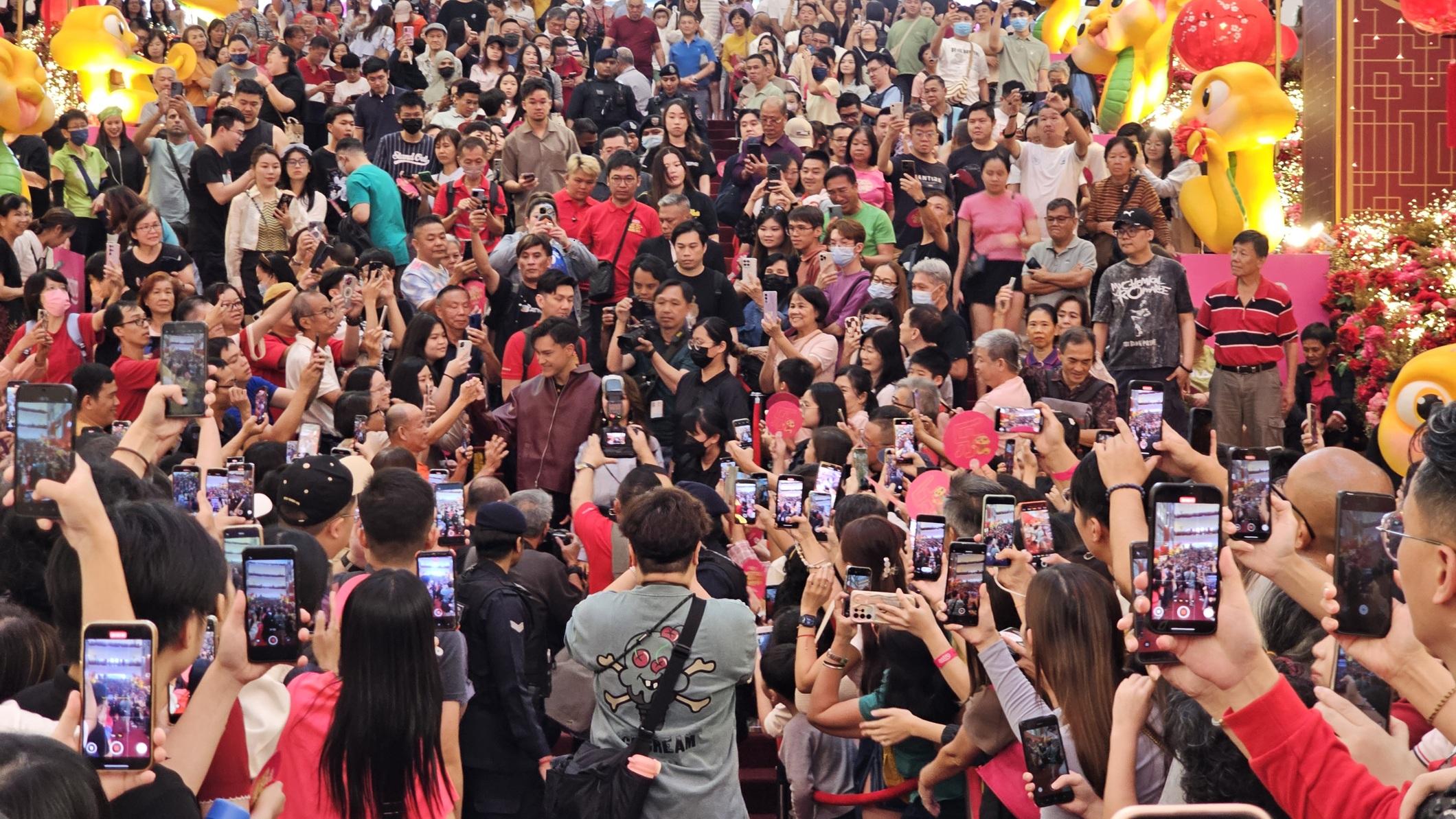 當天的吉隆坡柏威年廣場人山人海,大家爲了親睹朱敏瀚和蔡思貝的風采。