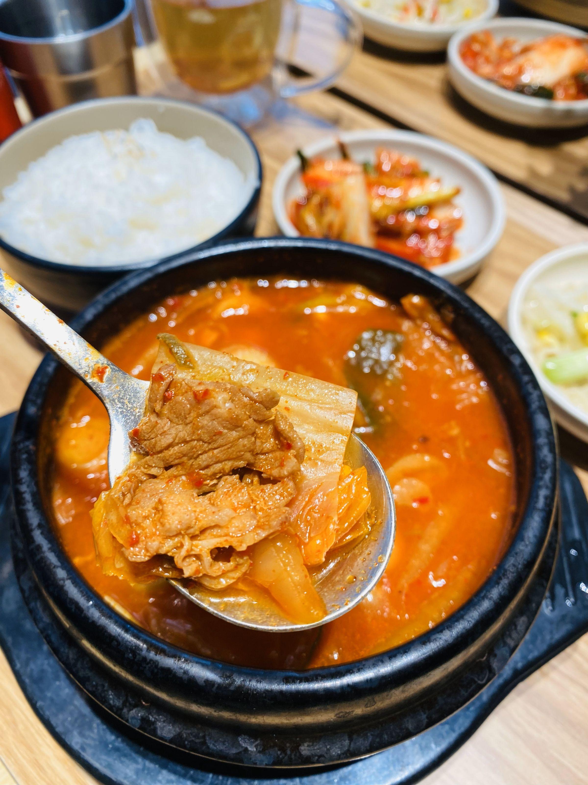 豬肉泡菜鍋$78 連2款小菜及白飯,泡菜鍋辛口開胃,不過豬肉只有兩片,同事表示不夠滿足。