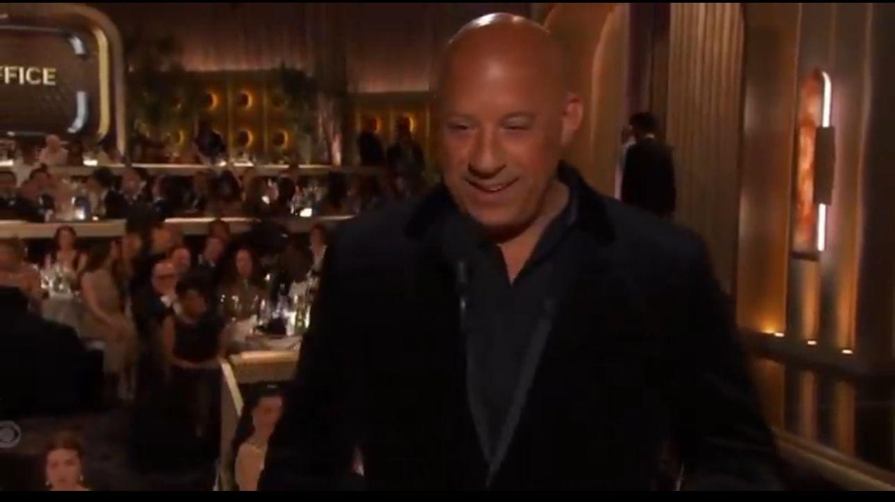 雲迪素站台時,鏡頭即影住死敵「The Rock」狄維莊遜。