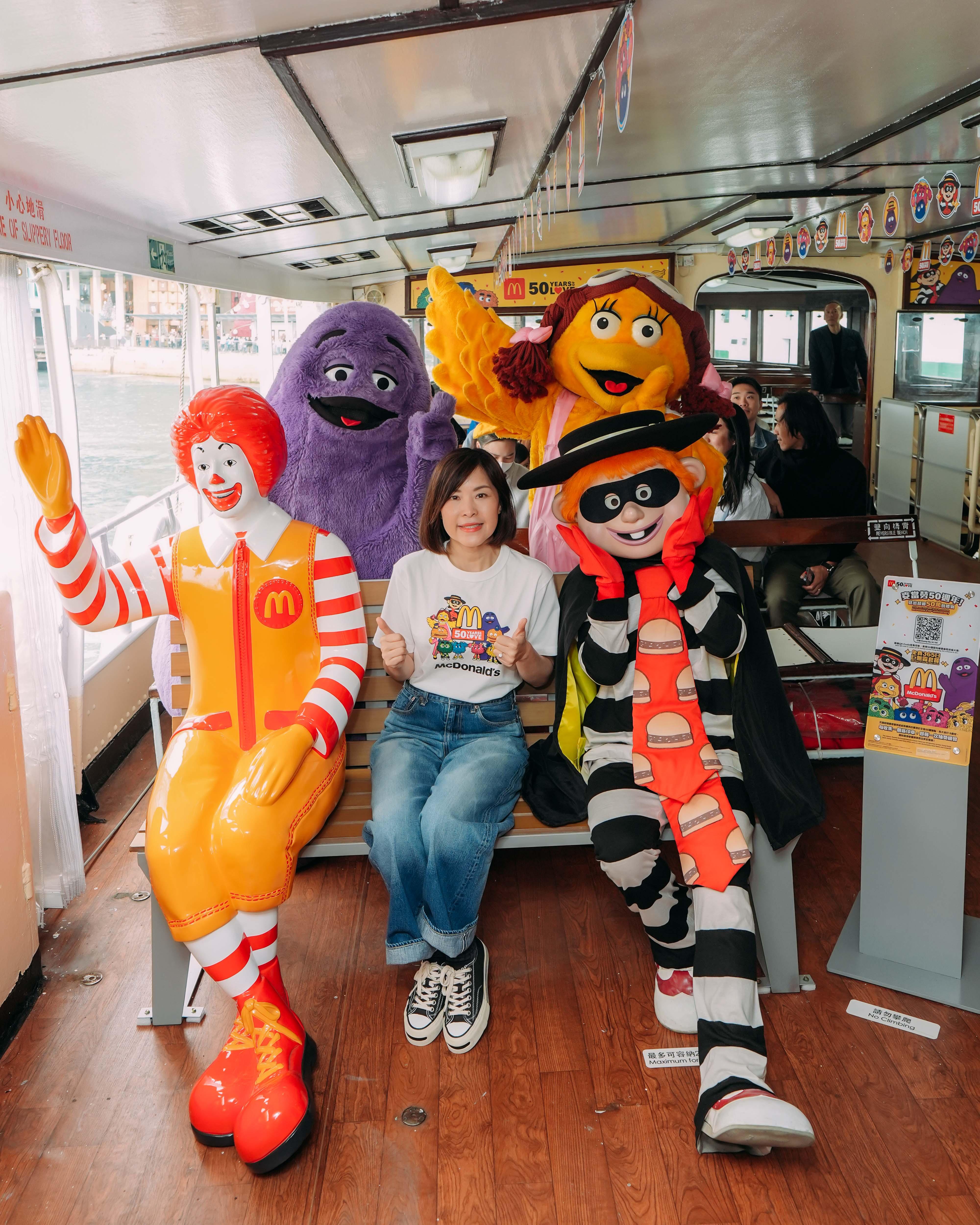香港麥當勞行政總裁黎韋詩聯同一眾管理團隊及麥當勞樂園人物於元旦日驚喜現身尖沙咀碼頭, 邀請市民一起慶祝香港麥當勞成立 50 週年。