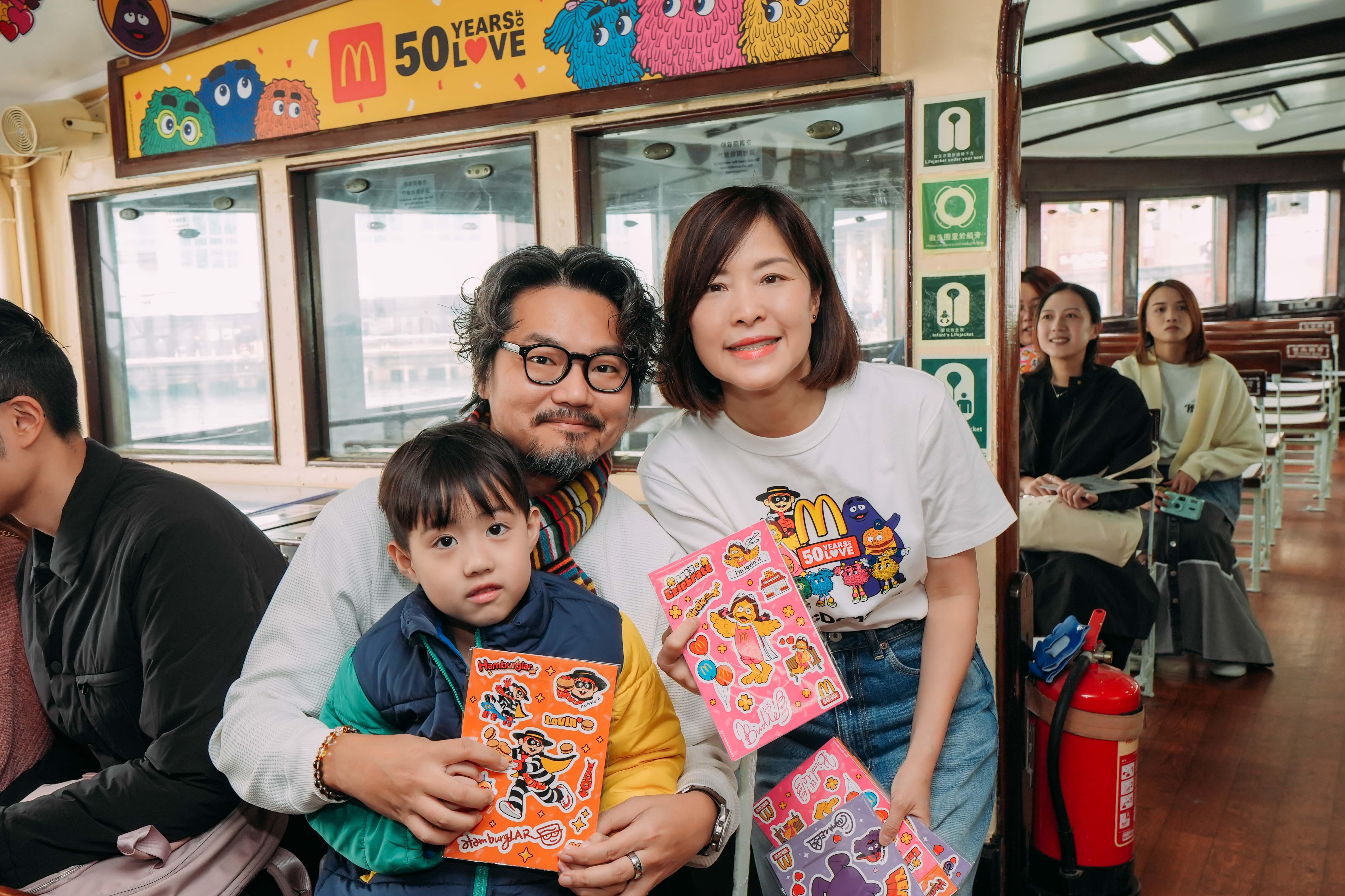 香港麥當勞行政總裁黎韋詩向小朋友派發 50 週年紀念小禮物,貼紙上印有深受大朋友、小朋友喜 愛的麥當勞樂園人物。