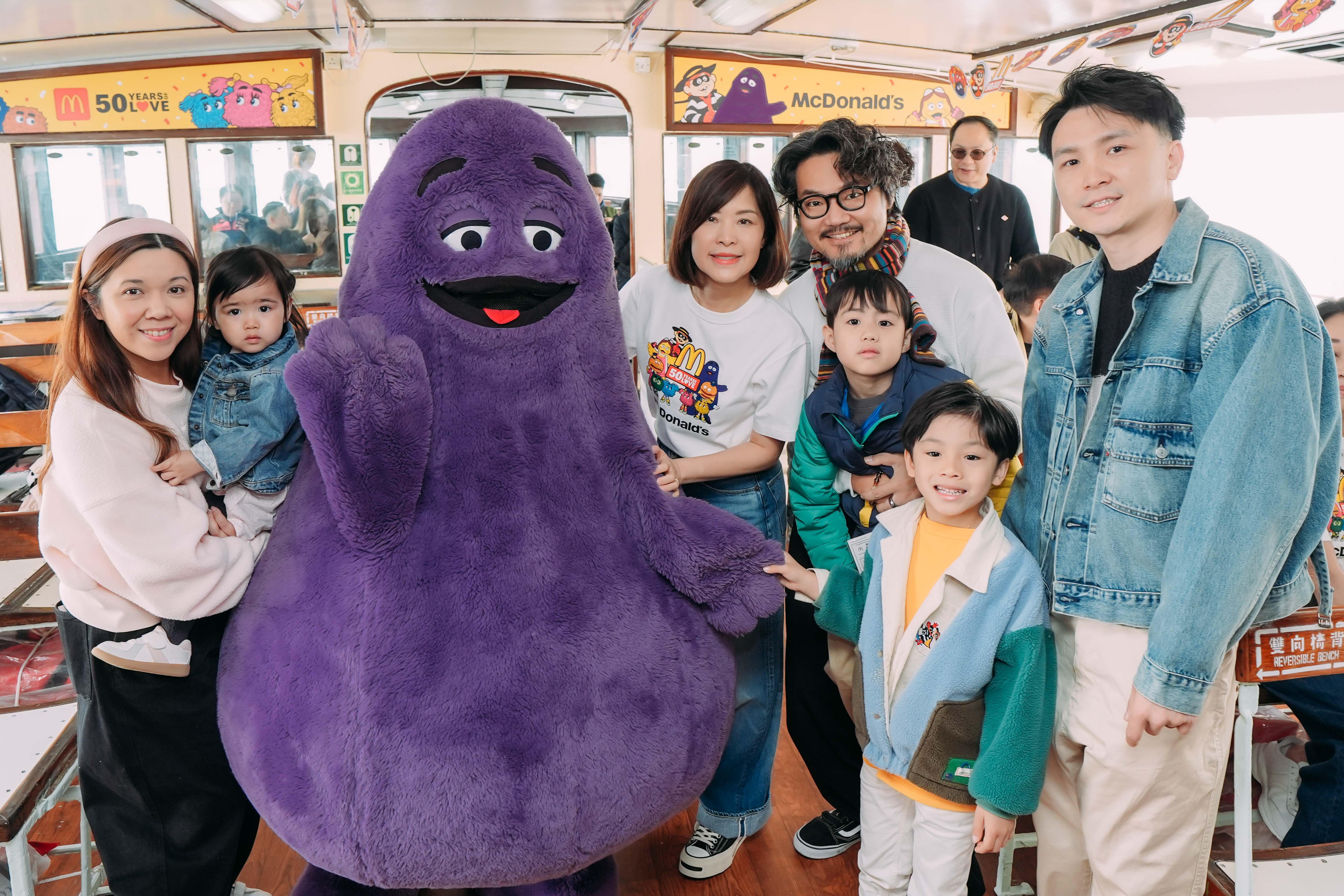 香港麥當勞於今天(1 月 1 日)請全港市民免費乘搭來往中環及尖沙咀的天星小輪,大人細路更有 機會登上期間限定的麥當勞主題天星小輪,與麥當勞叔叔長櫈打卡。