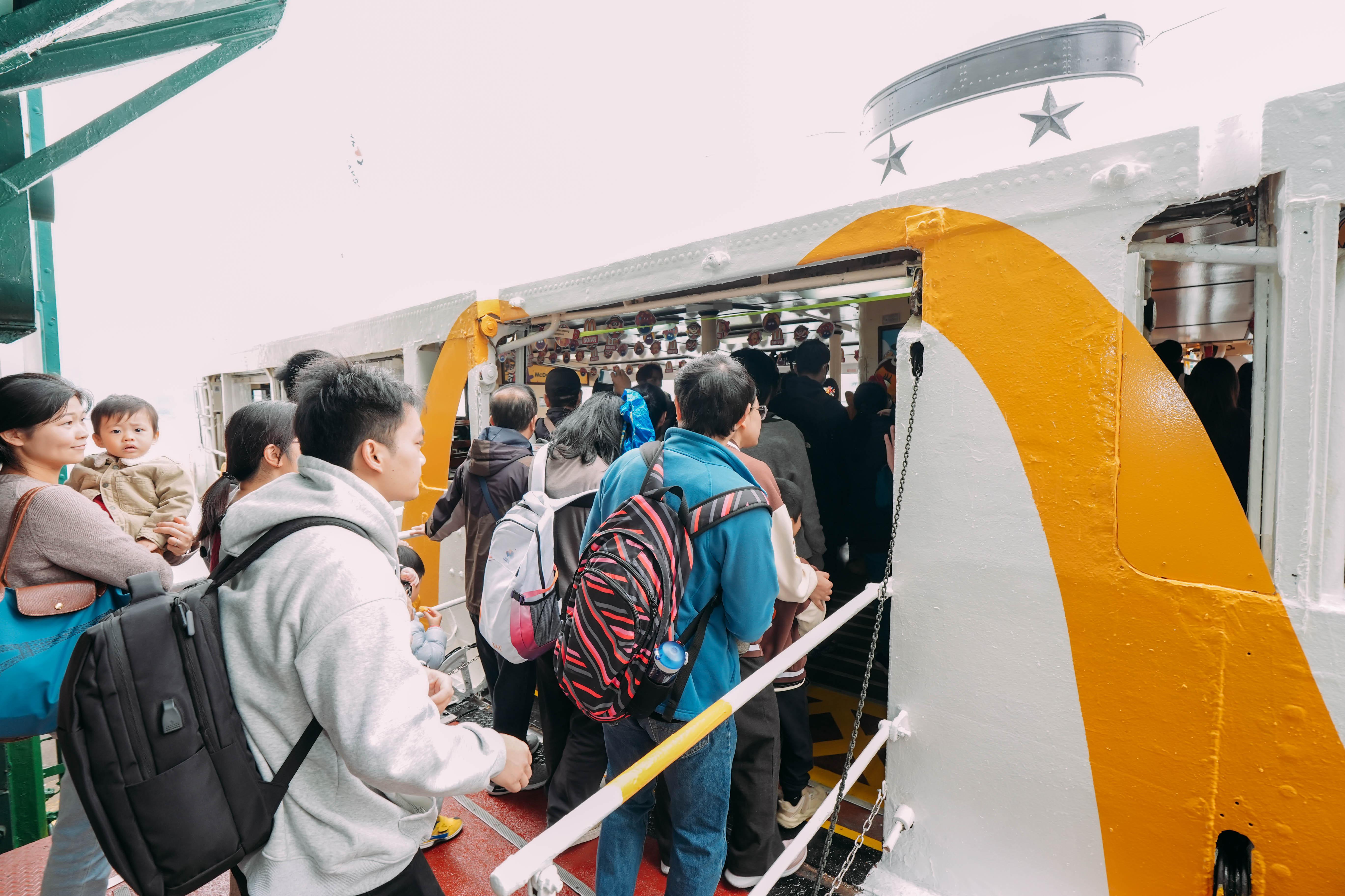 香港麥當勞於今天(1 月 1 日)請全港市民免費乘搭來往中環及尖沙咀的天星小輪,大人細路更有機會登上期間限定的麥當勞主題天星小輪,與麥當勞叔叔長櫈打卡。