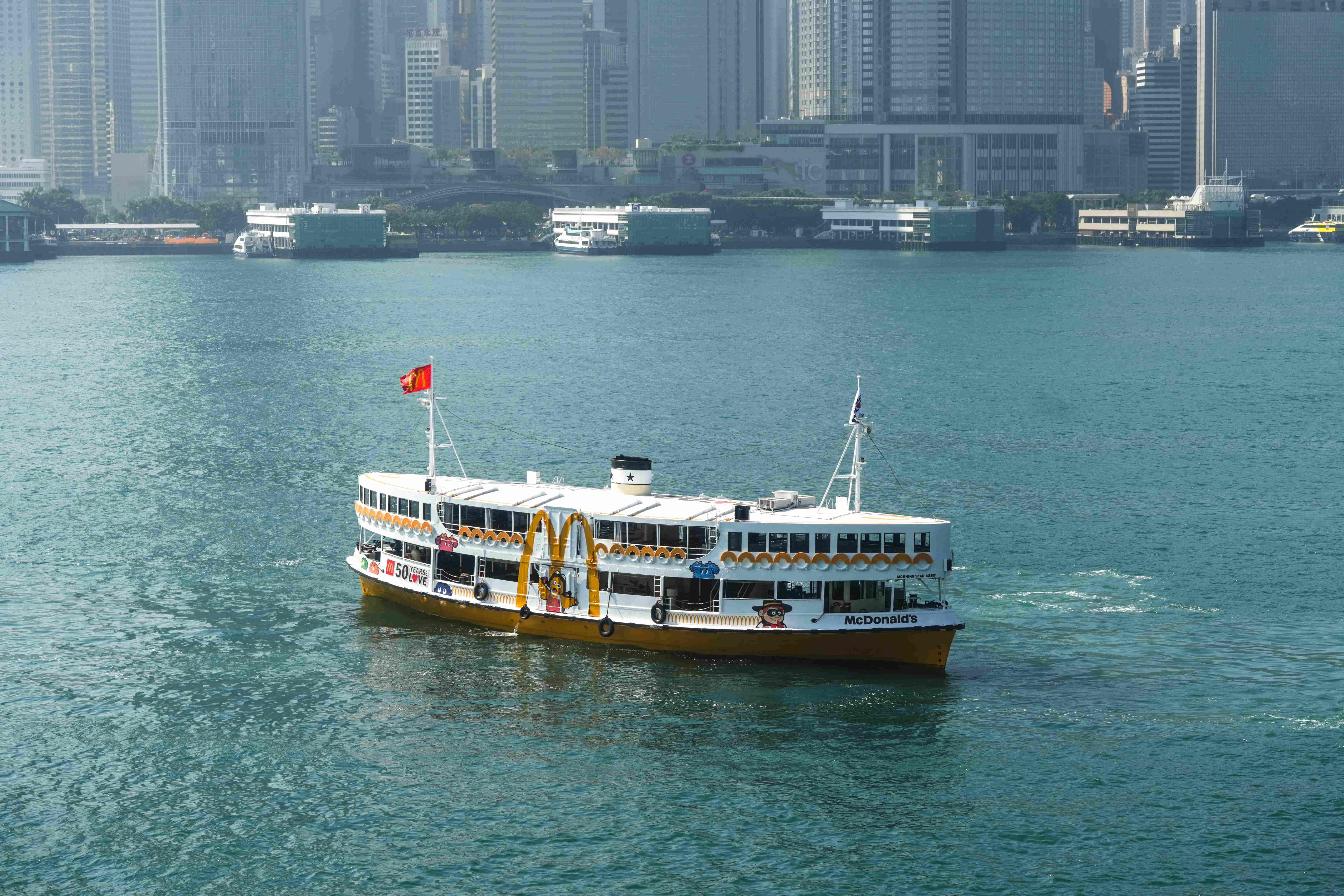 香港麥當勞大請全港市民全日免費乘搭來往中環及尖沙咀的天星小輪,大家更有機會登上麥當勞 主題小輪打卡留念。麥當勞主題天星小輪的設計靈感源自 1976 年第一間九龍區麥當勞餐廳開幕 時,巨型巨無霸乘坐小艇橫渡維港的經典場面。