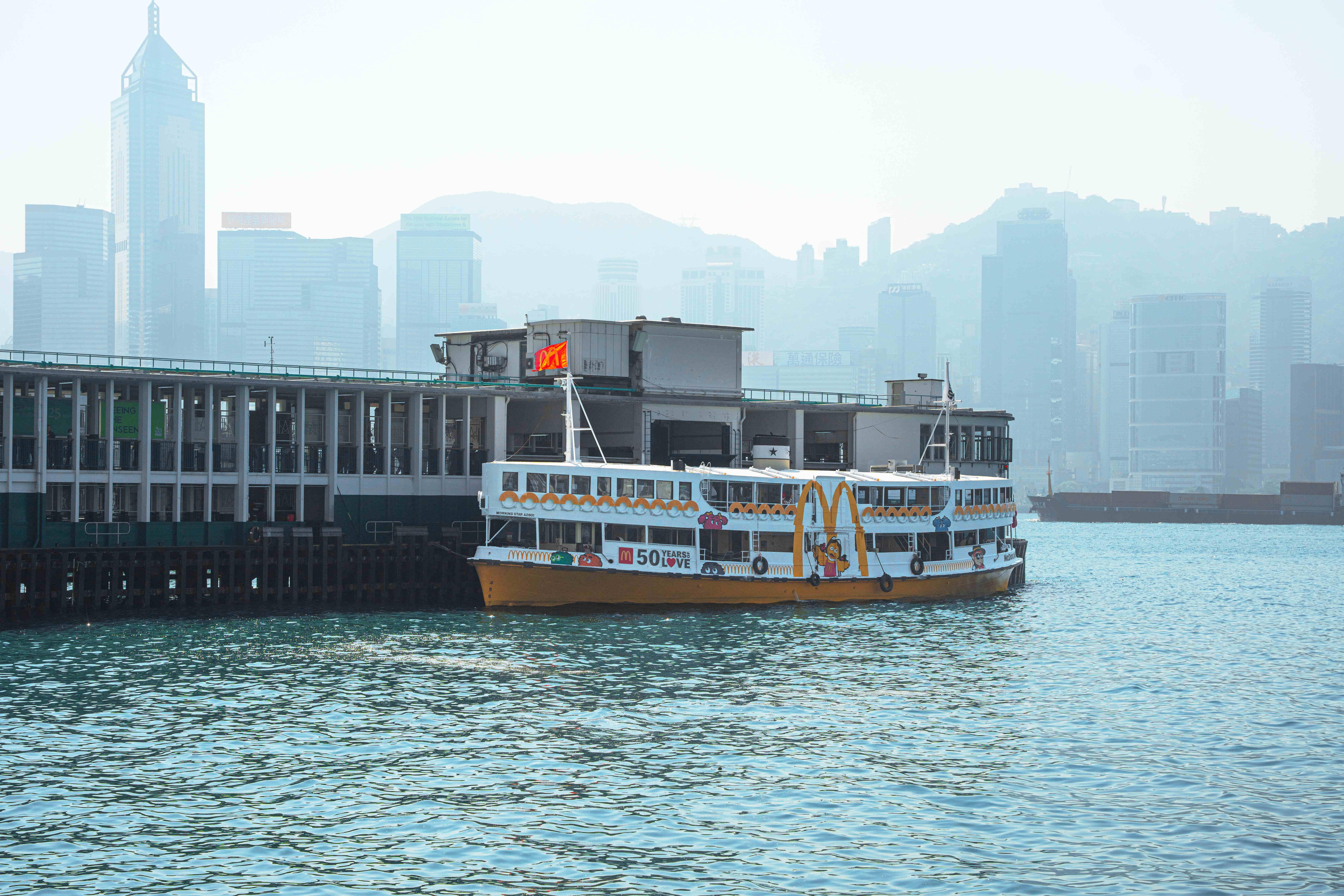 香港麥當勞大請全港市民全日免費乘搭來往中環及尖沙咀的天星小輪,大家更有機會登上麥當勞 主題小輪打卡留念。麥當勞主題天星小輪的設計靈感源自 1976 年第一間九龍區麥當勞餐廳開幕 時,巨型巨無霸乘坐小艇橫渡維港的經典場面。