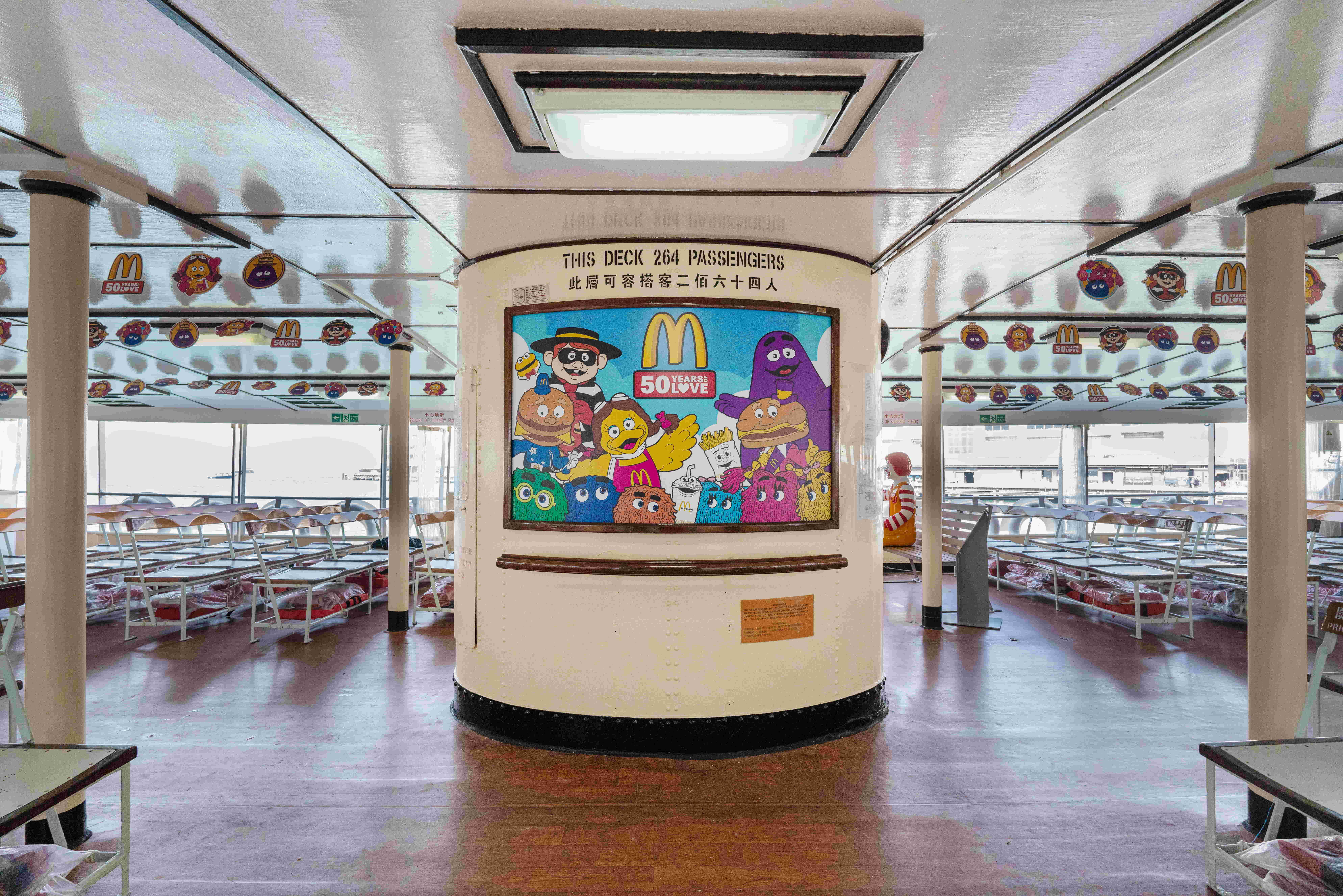 整艘麥當勞主題天星小輪以麥當勞樂園人物為設計主題,由船頂、船身及船內均以麥當勞樂園人 物為裝飾主題,例如船身以巨型漢堡神偷、小飛飛、滑嘟嘟和薯條脆卜卜等可愛肖像作裝飾;船 內則重現香港麥當勞 1976 年巨無霸橫渡維港舊相片、50 週年主題海報及旗海裝飾等。