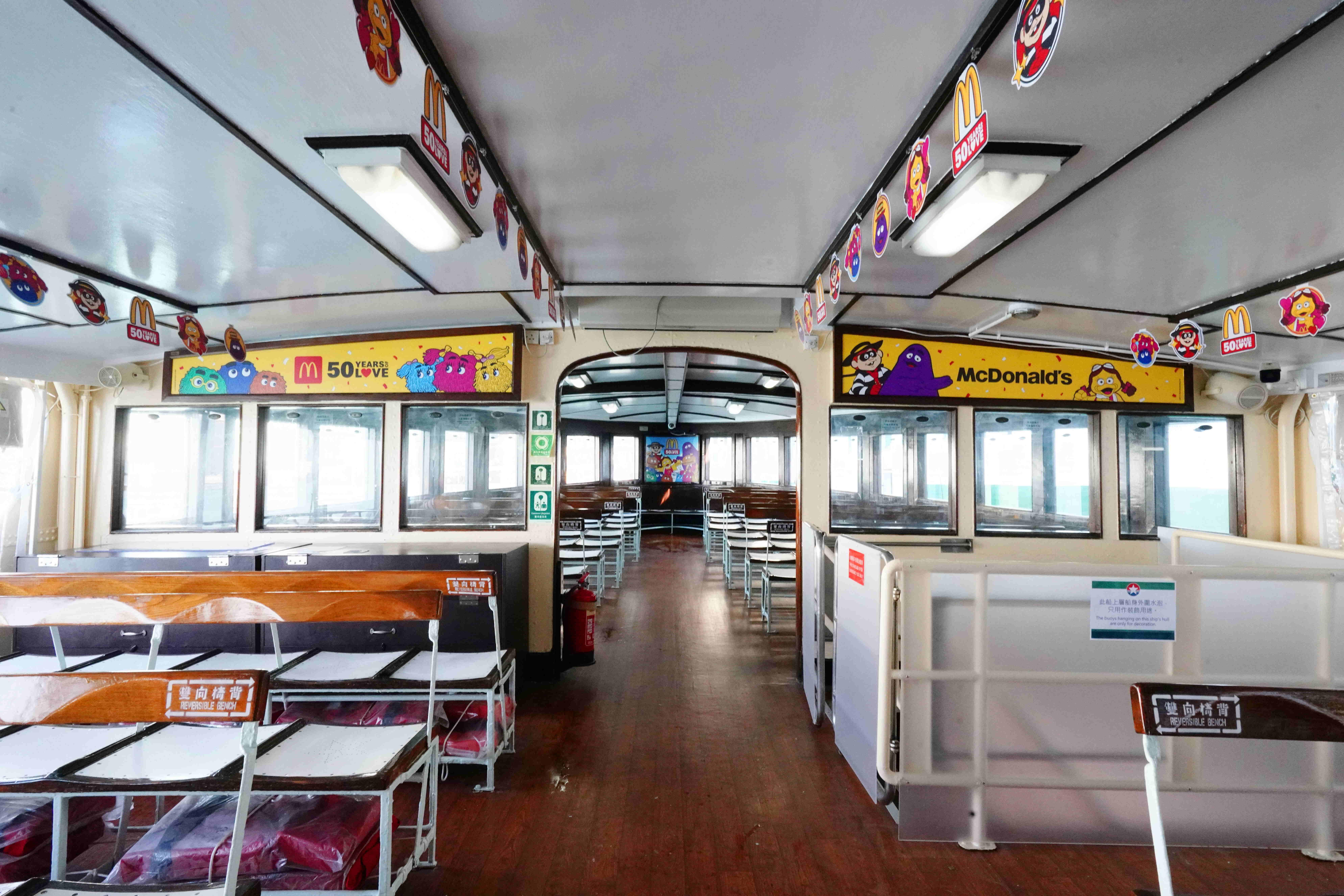 整艘麥當勞主題天星小輪以麥當勞樂園人物為設計主題,由船頂、船身及船內均以麥當勞樂園人 物為裝飾主題,例如船身以巨型漢堡神偷、小飛飛、滑嘟嘟和薯條脆卜卜等可愛肖像作裝飾;船 內則重現香港麥當勞 1976 年巨無霸橫渡維港舊相片、50 週年主題海報及旗海裝飾等。