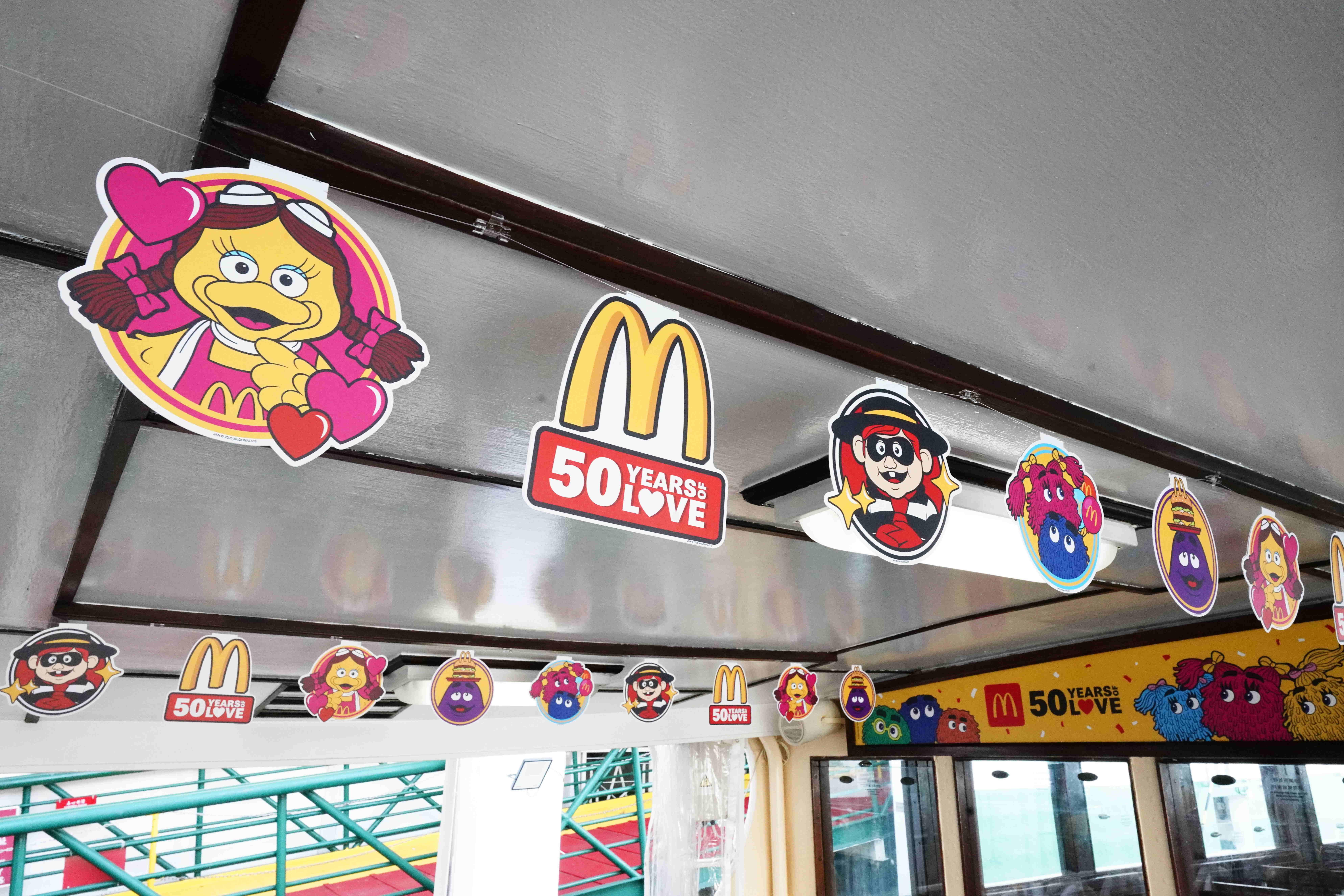 整艘麥當勞主題天星小輪以麥當勞樂園人物為設計主題,由船頂、船身及船內均以麥當勞樂園人 物為裝飾主題,例如船身以巨型漢堡神偷、小飛飛、滑嘟嘟和薯條脆卜卜等可愛肖像作裝飾;船 內則重現香港麥當勞 1976 年巨無霸橫渡維港舊相片、50 週年主題海報及旗海裝飾等。