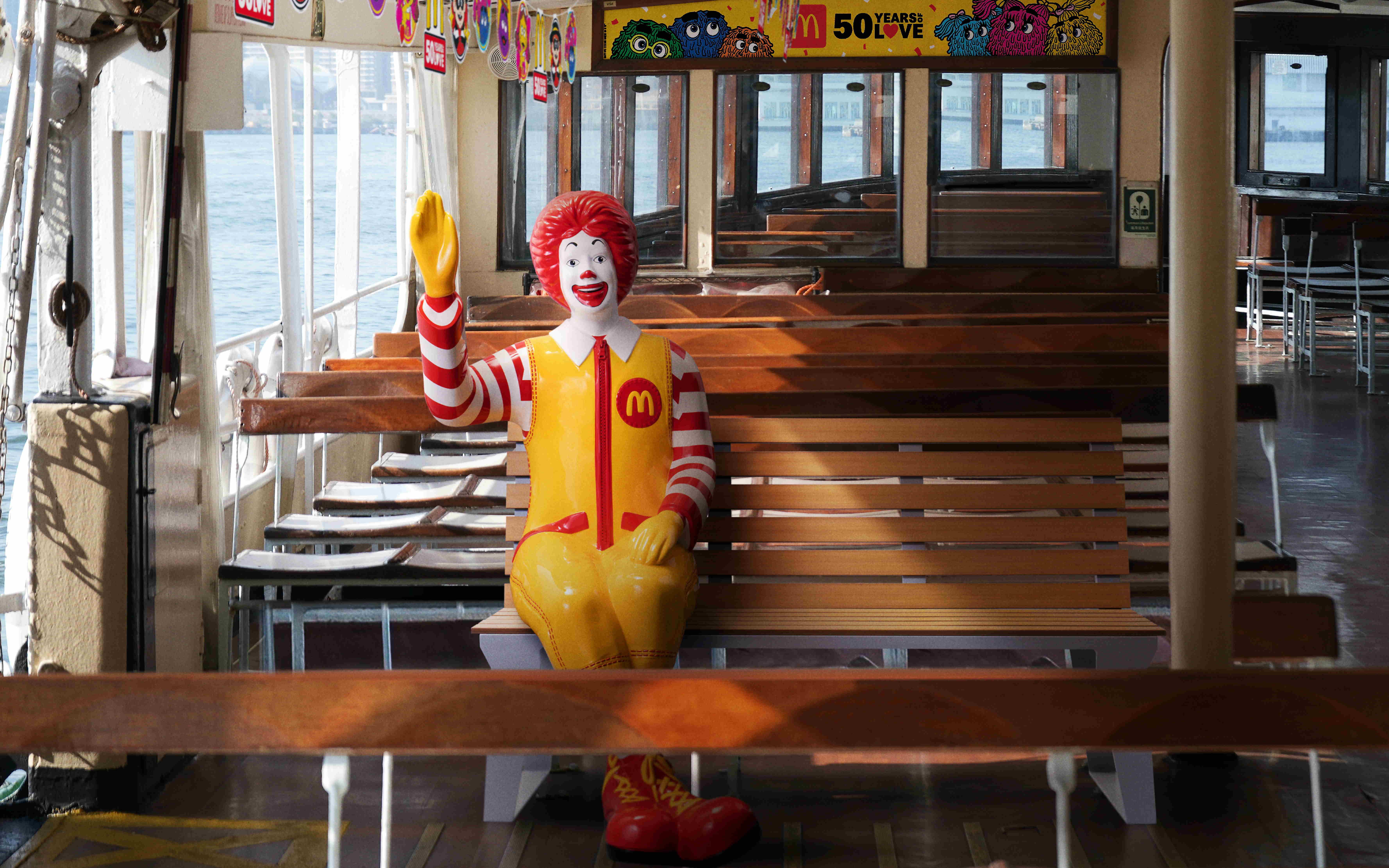 麥當勞主題天星小輪上層座位設置滿載港人童年回憶的麥當勞叔叔長櫈,讓大家恍如乘搭穿梭機 回到過去,在一眾麥當勞樂園人物的陪伴下細味香港麥當勞多年來創造的難忘回憶。
