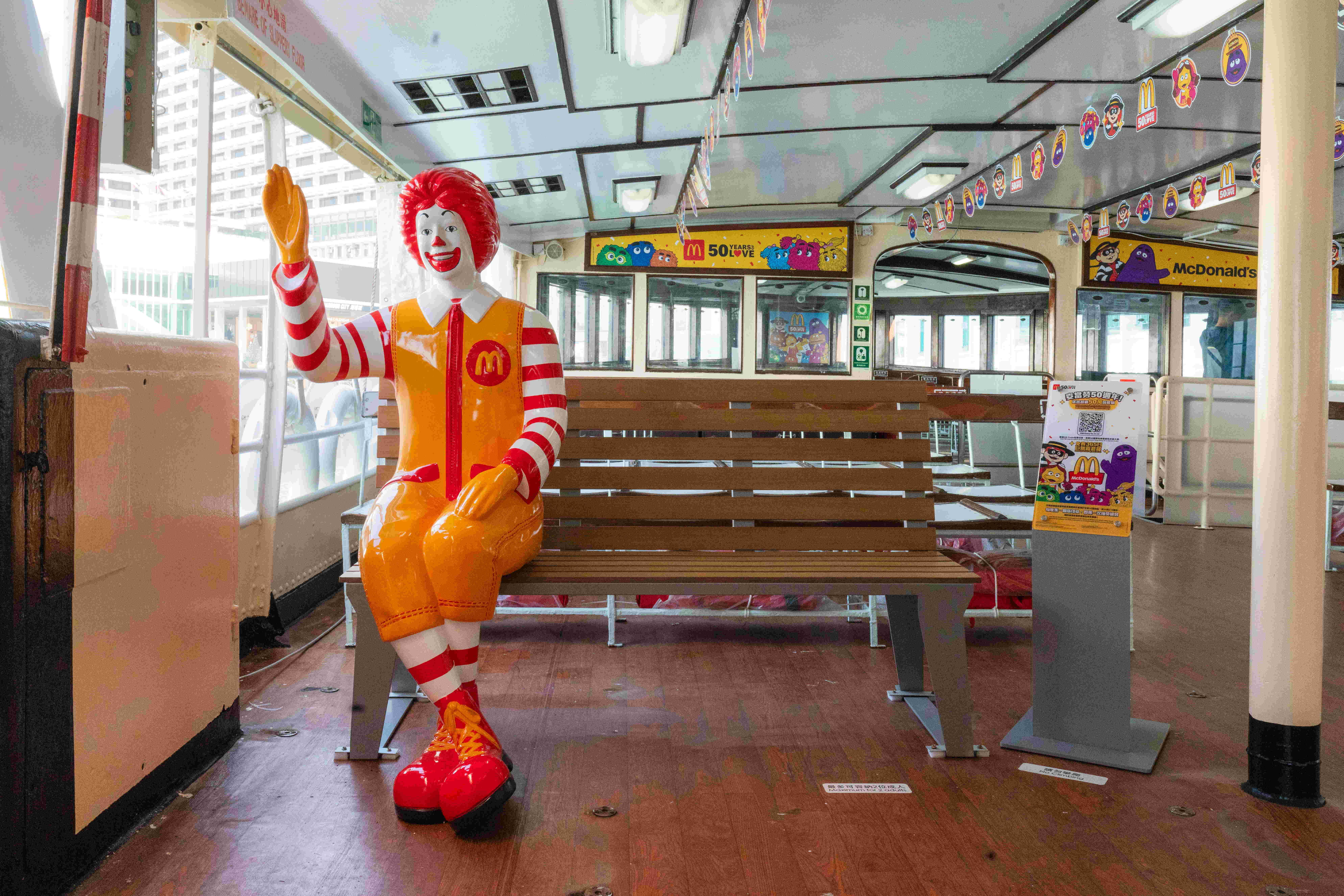 麥當勞主題天星小輪上層座位設置滿載港人童年回憶的麥當勞叔叔長櫈,讓大家恍如乘搭穿梭機 回到過去,在一眾麥當勞樂園人物的陪伴下細味香港麥當勞多年來創造的難忘回憶。