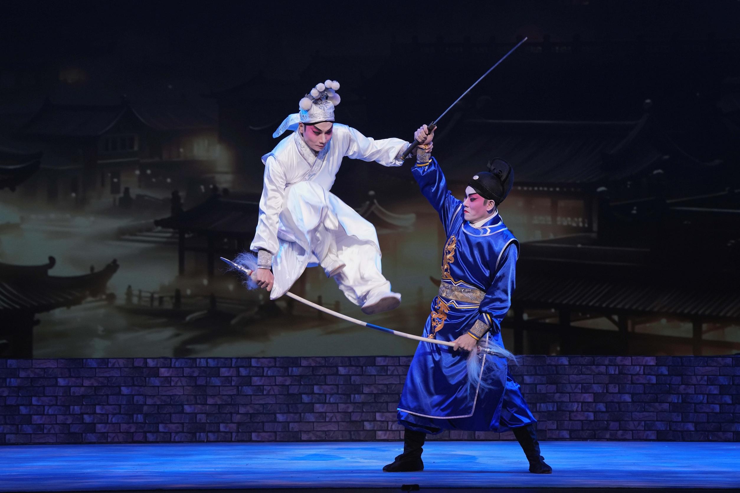 王志良(白色衫)一躍而起與梁兆明對打,觀眾拍手叫好。