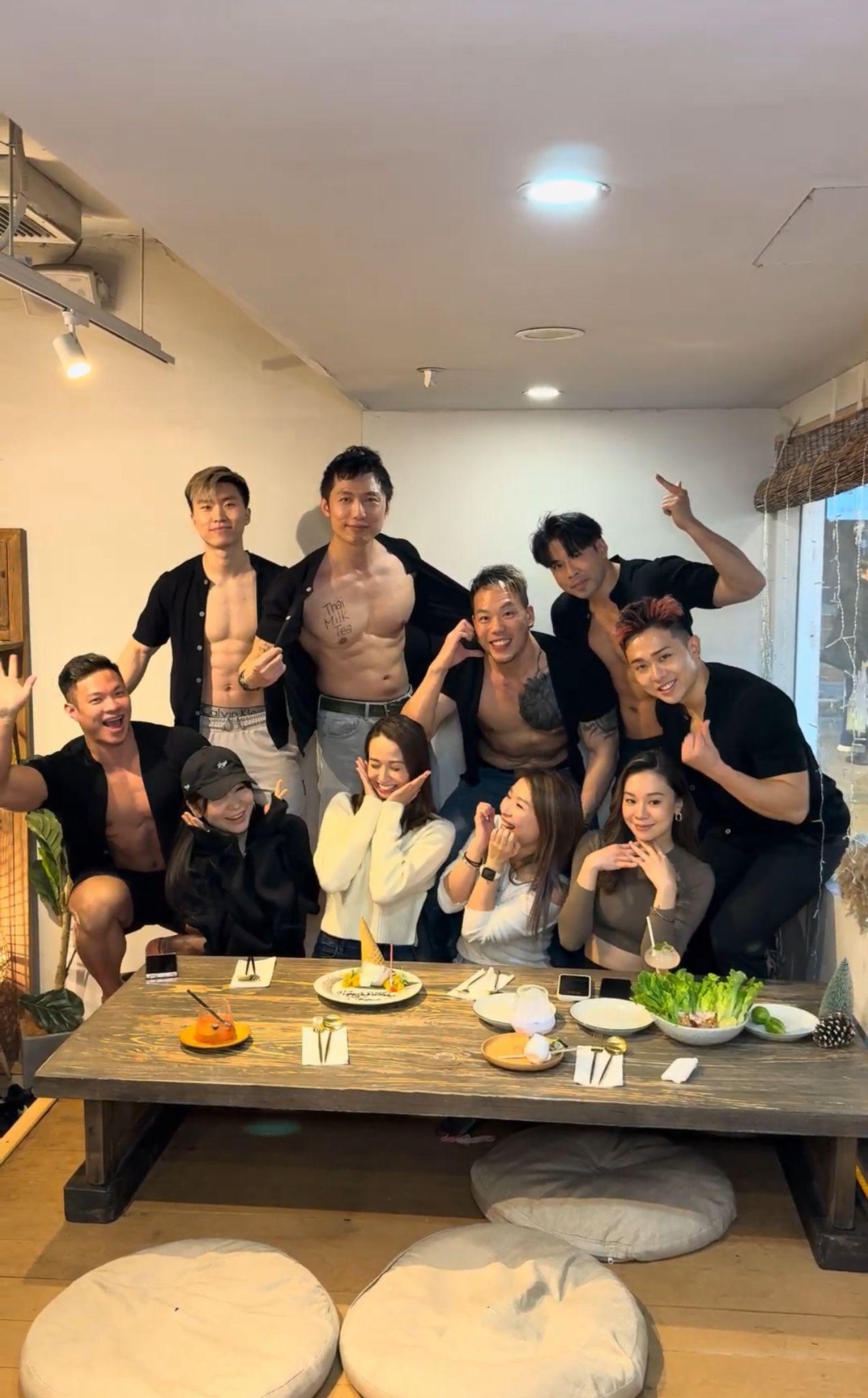 猛男侍應會同客人慶祝生日。