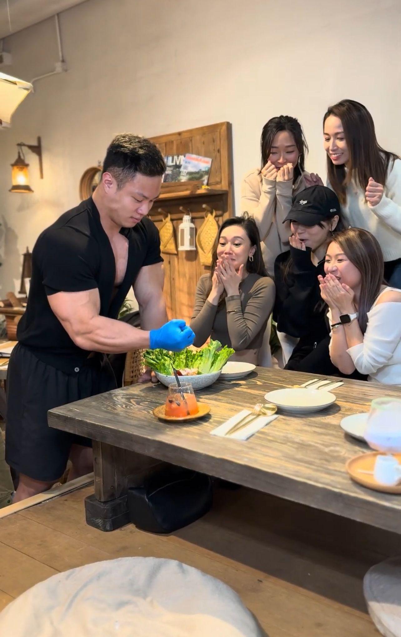 客人如點選當晚指定菜式,猛男侍應會表演爆肌鮮榨青檸汁。