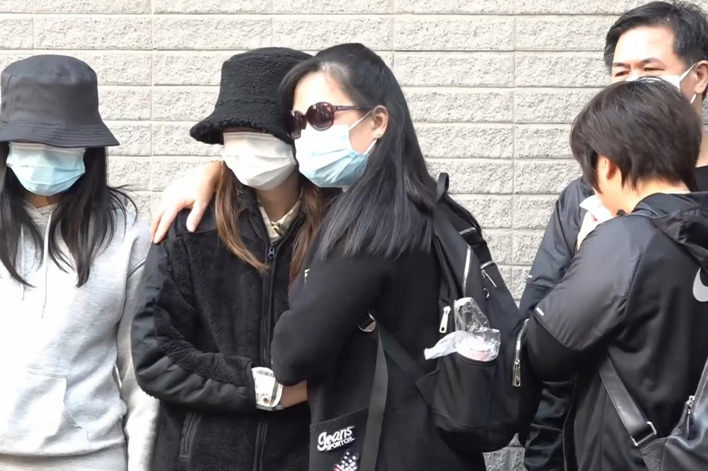 有親友哭泣,需旁人擁抱安慰。(有線電視新聞截圖)