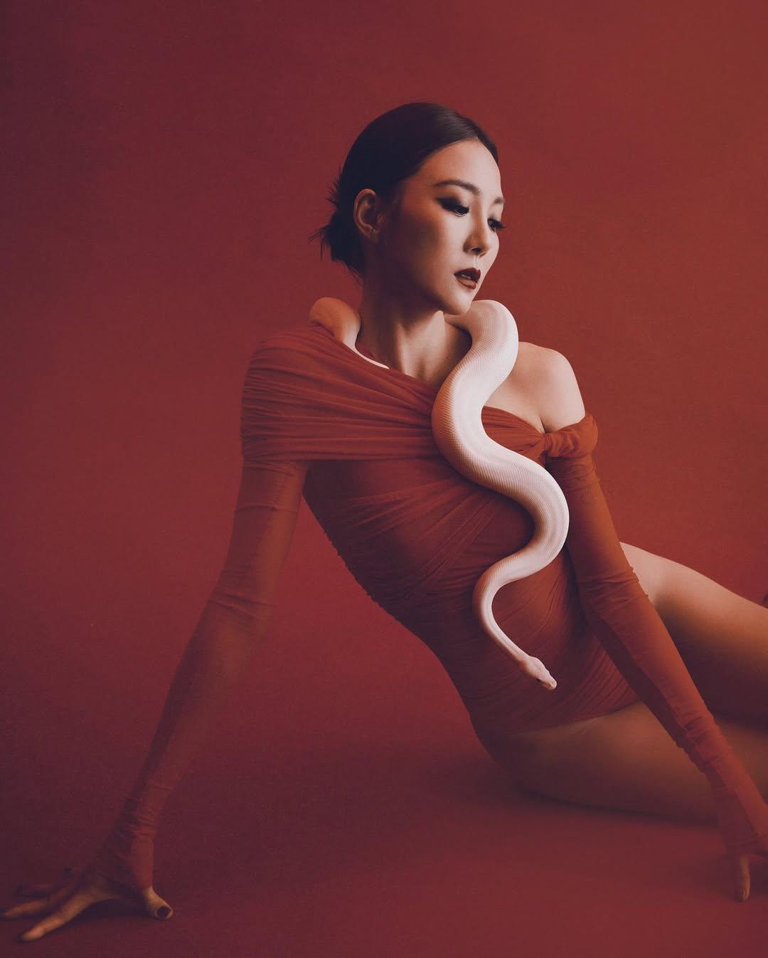 Stanley女友李炘頤與蛇合照。