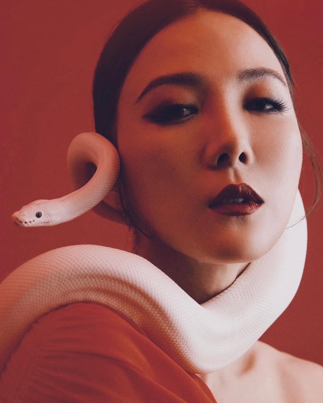 Stanley女友李炘頤與蛇合照。