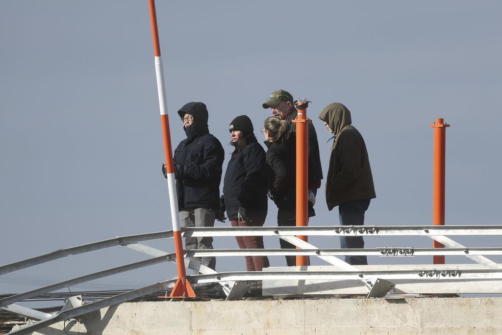 調查人員從高處檢視墜機現場。(美聯社)