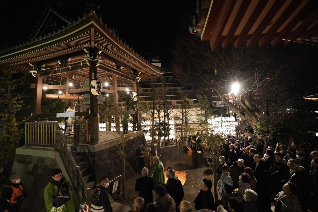 東京淺草寺舉行元旦敲鐘儀式。(美聯社)