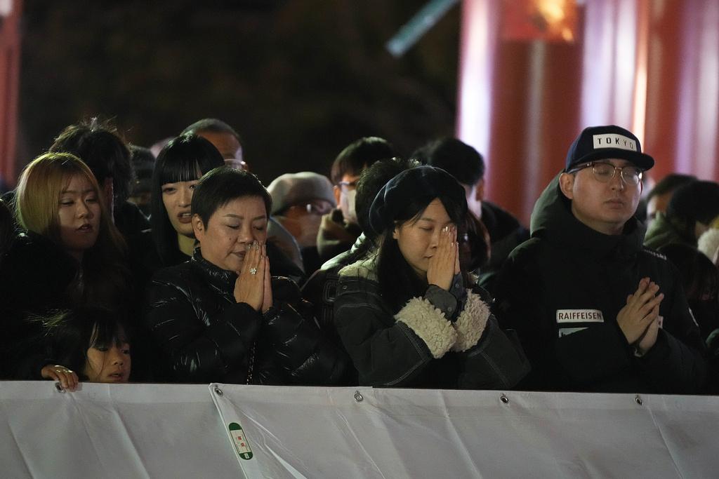 日本民眾元旦凌晨到東京淺草寺祈福。(美聯社)