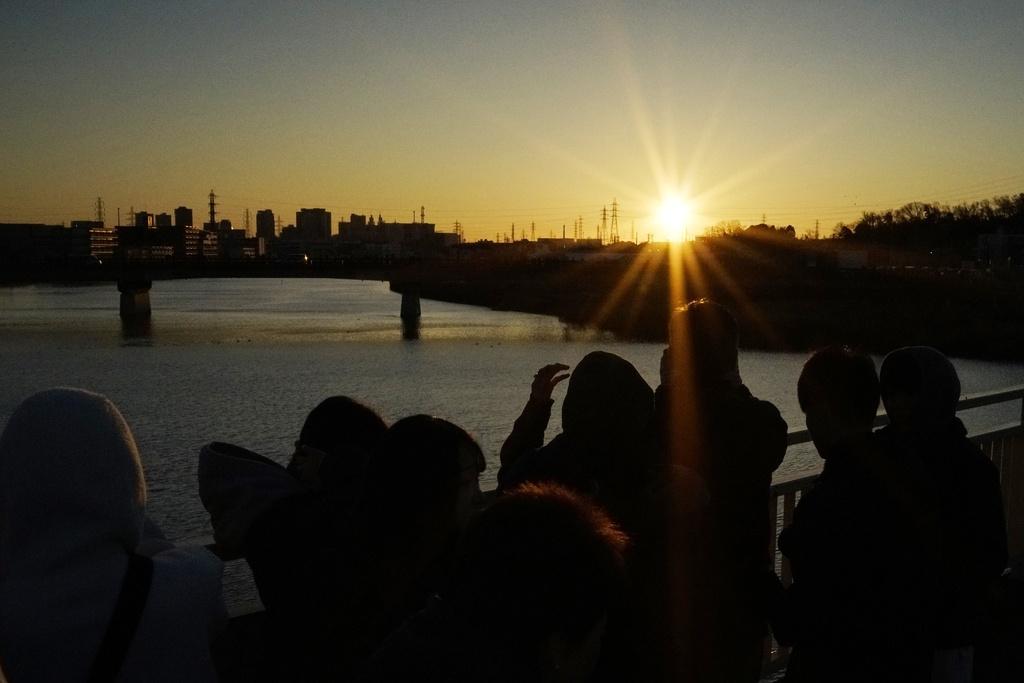 民眾聚集橫濱海岸迎接元旦日出。(美聯社)