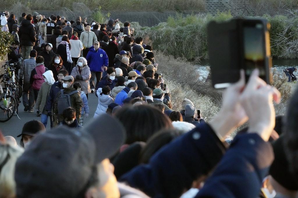 大批民眾聚集橫濱海岸迎接元旦日出。(美聯社)