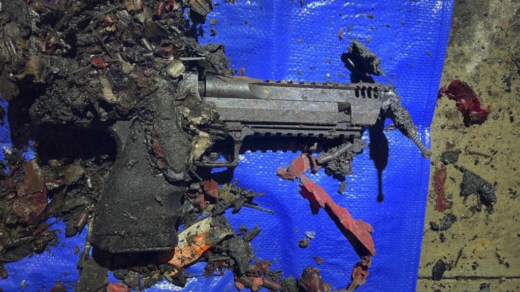 調查人員在燒焦Cybertruck裡發現槍械殘骸。(美聯社)