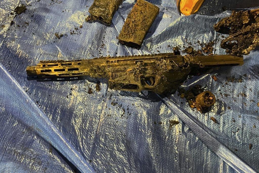 調查人員在燒焦Cybertruck裡發現武器殘骸。(美聯社)