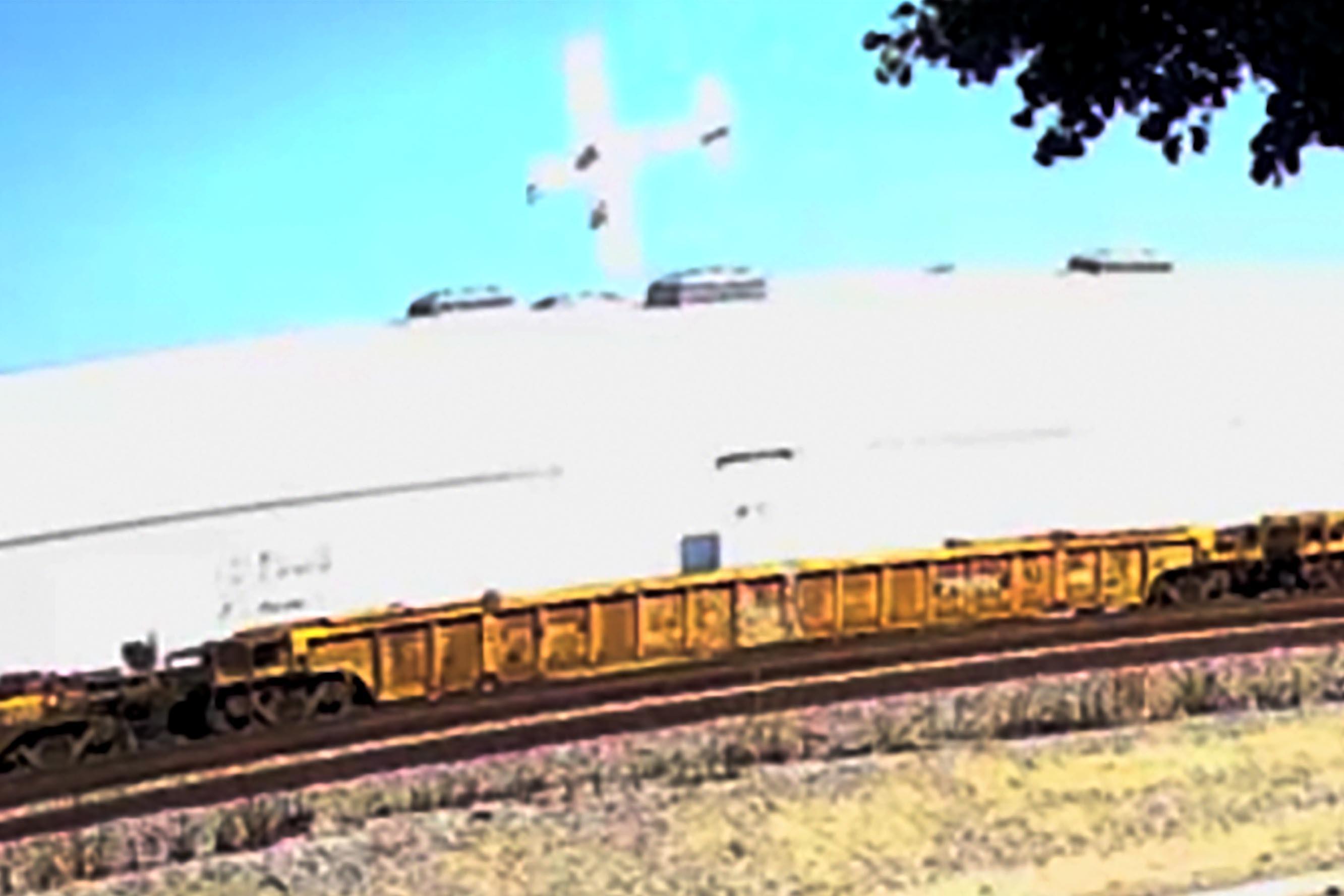 美國南加州一架小型飛機周四墜落一座家具倉庫屋頂,造成至少2人死亡,18人受傷。(美聯社)