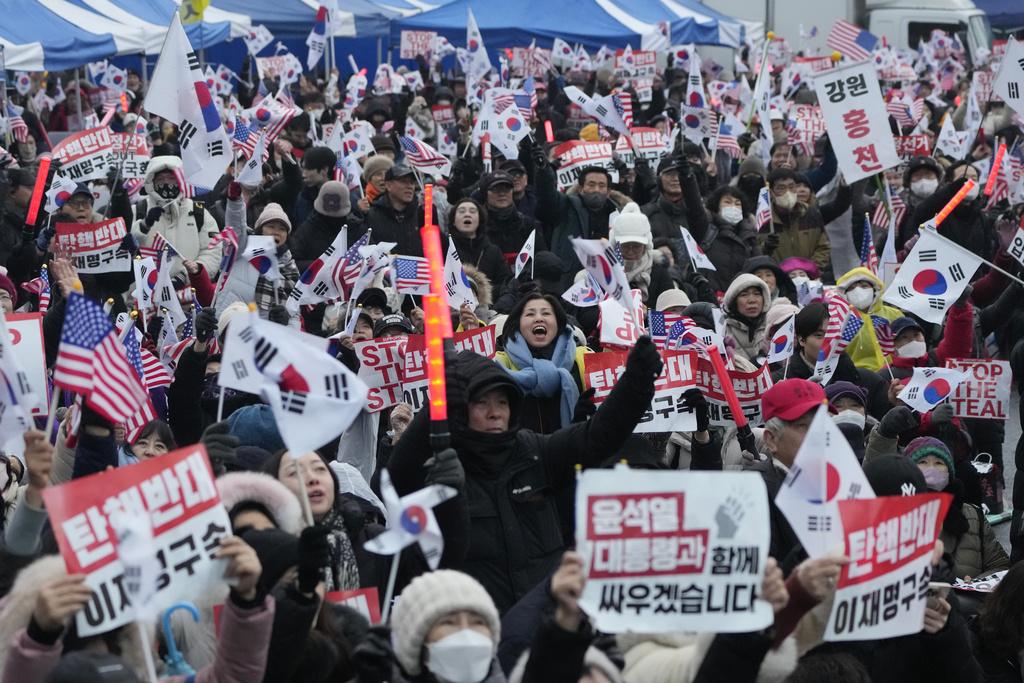 尹錫悅支持者周一續在總統官邸附近集會,反對彈刻尹錫悅。(美聯社)