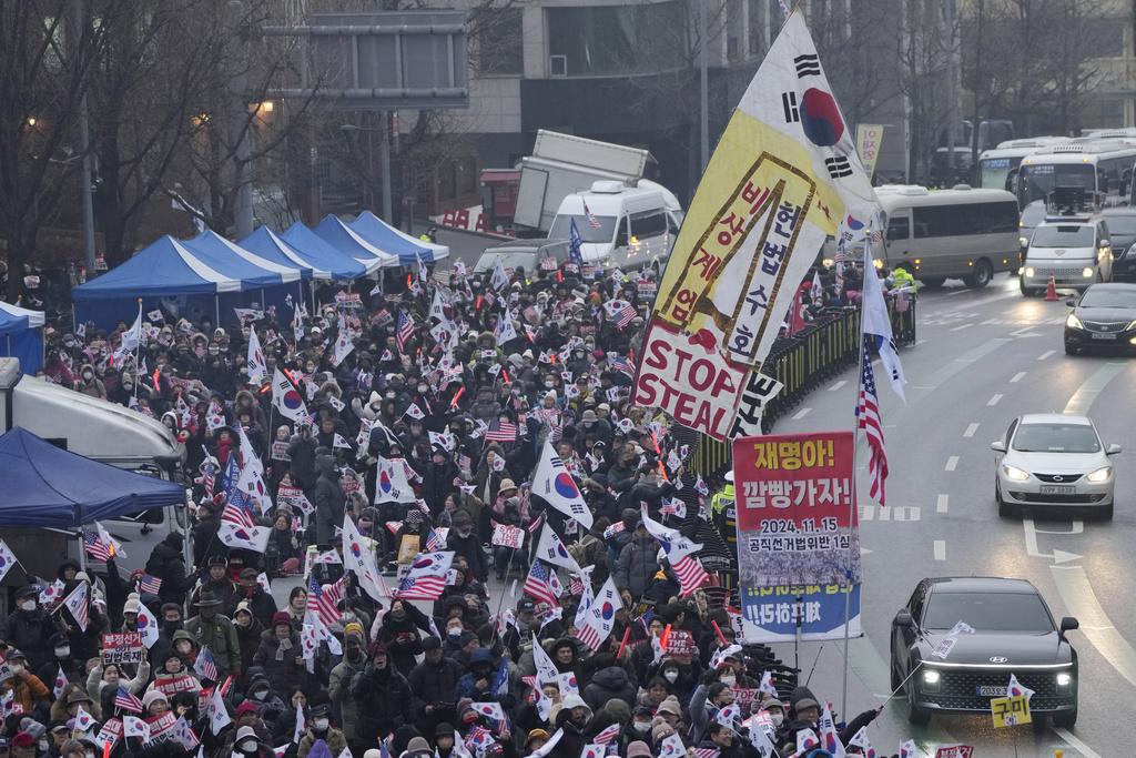 尹錫悅支持者周一續在總統官邸附近集會,反對彈刻尹錫悅。(美聯社)