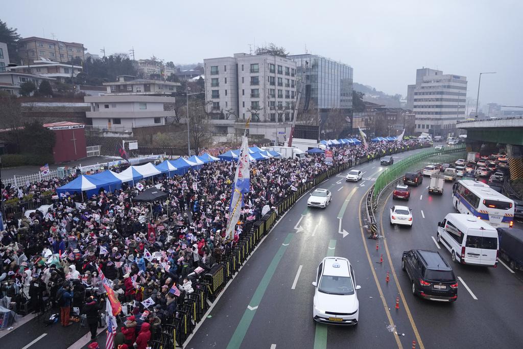 尹錫悅支持者周一續在總統官邸附近集會,反對彈刻尹錫悅。(美聯社)