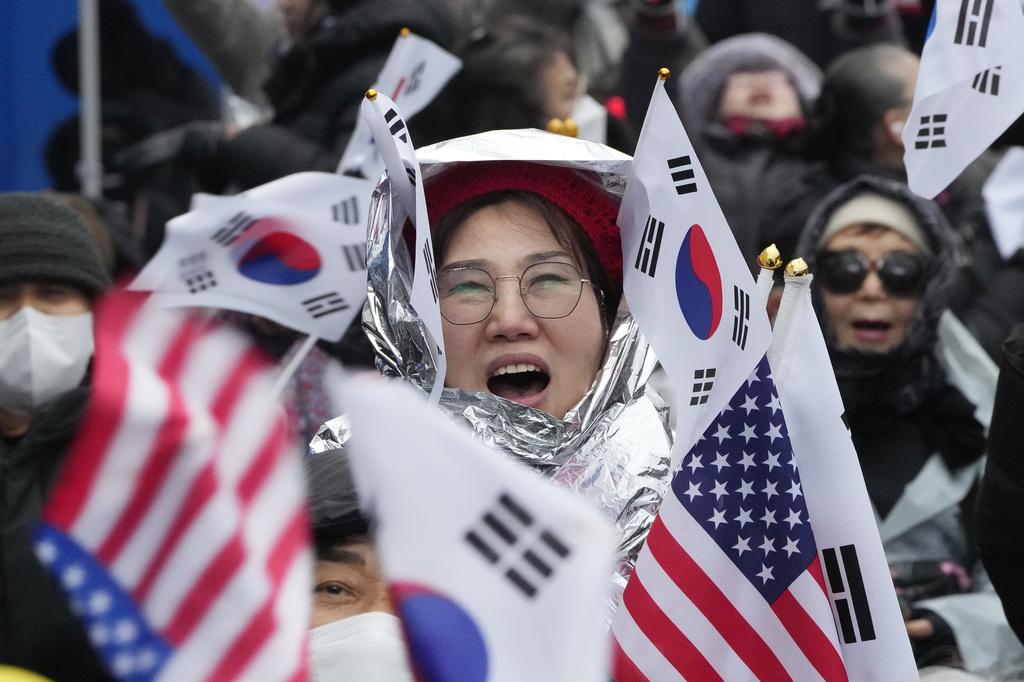 尹錫悅支持者周一續在總統官邸附近集會,反對彈刻尹錫悅。(美聯社)