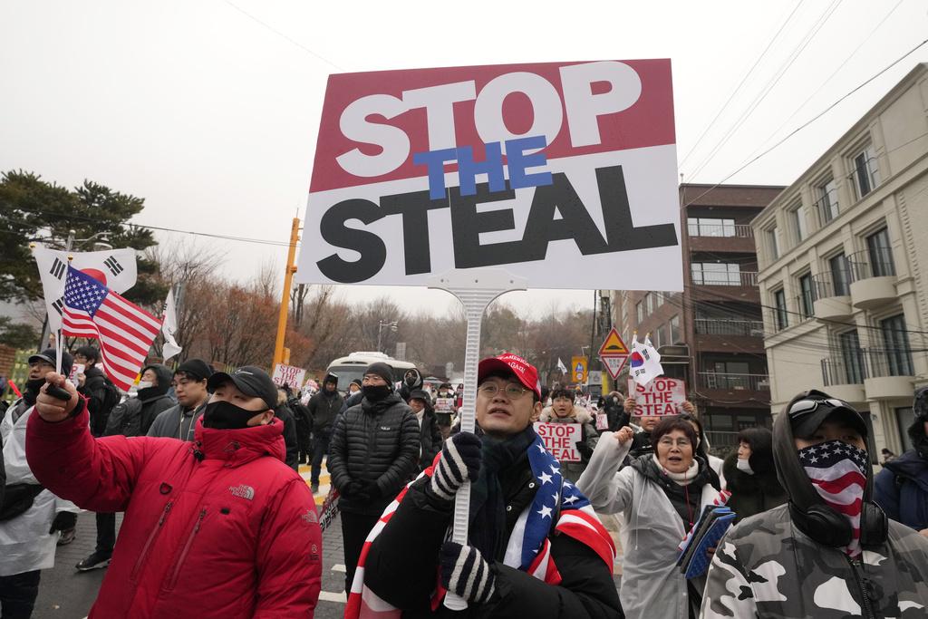 尹錫悅支持者周一續在總統官邸附近集會,反對彈刻尹錫悅。支持者展示「停止偷竊」抗議標語。(美聯社)