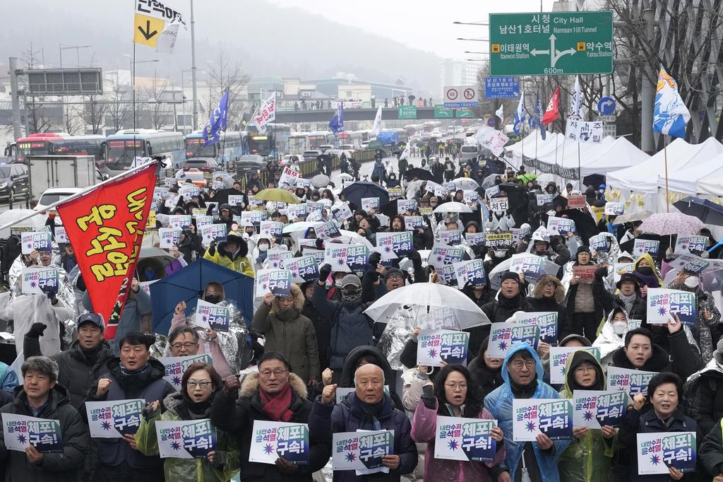 首爾大批民眾周一繼續在總統官邸附近集會,要求拘捕尹錫悅。(美聯社)