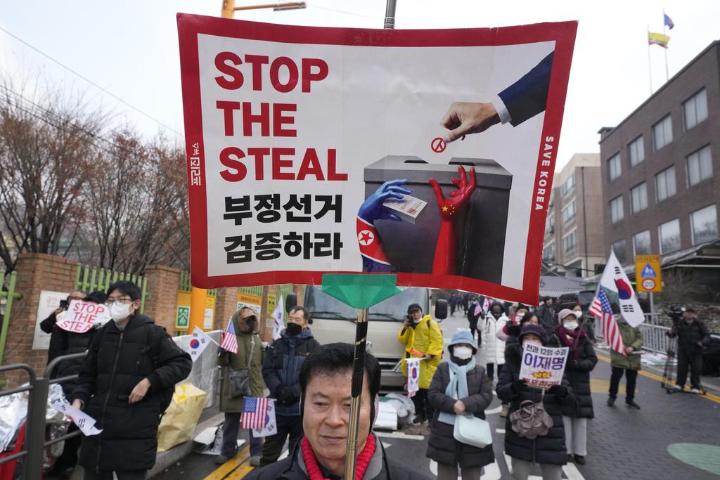 尹錫悅支持者周一續在總統官邸附近集會,反對彈刻尹錫悅。支持者展示「停止偷竊」抗議標語。(美聯社)