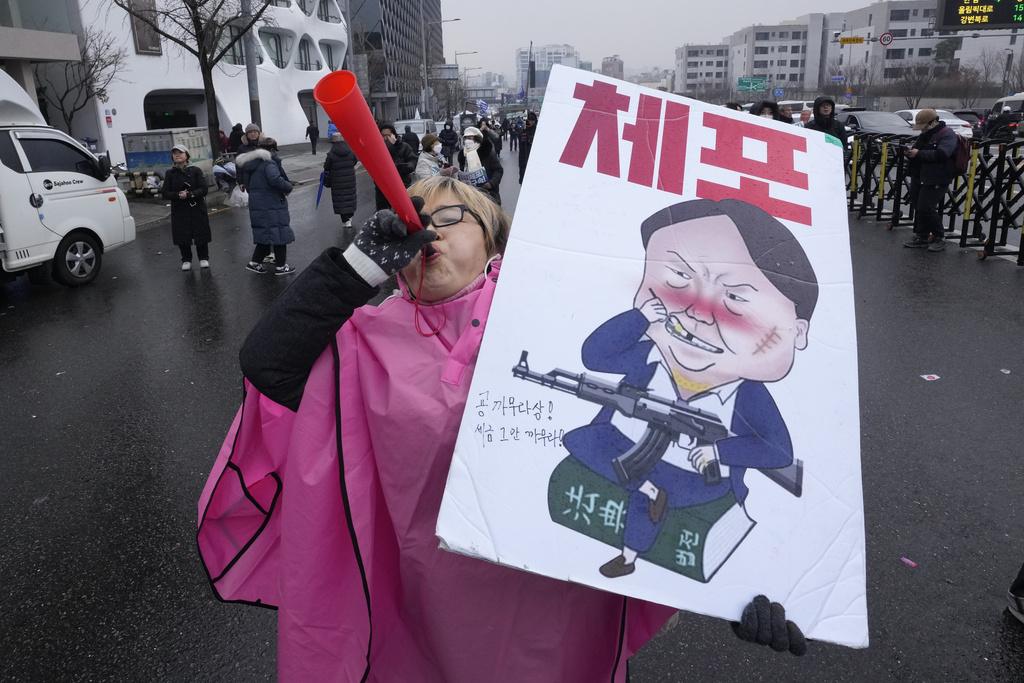 首爾民眾周一繼續在總統官邸附近集會,要求拘捕尹錫悅。(美聯社)