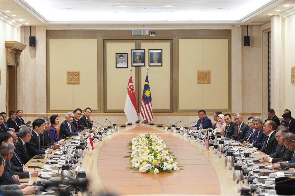 新加坡總理黃循財訪問馬來西亞,並與馬來西亞總理安華舉行了雙邊會談。(AP)