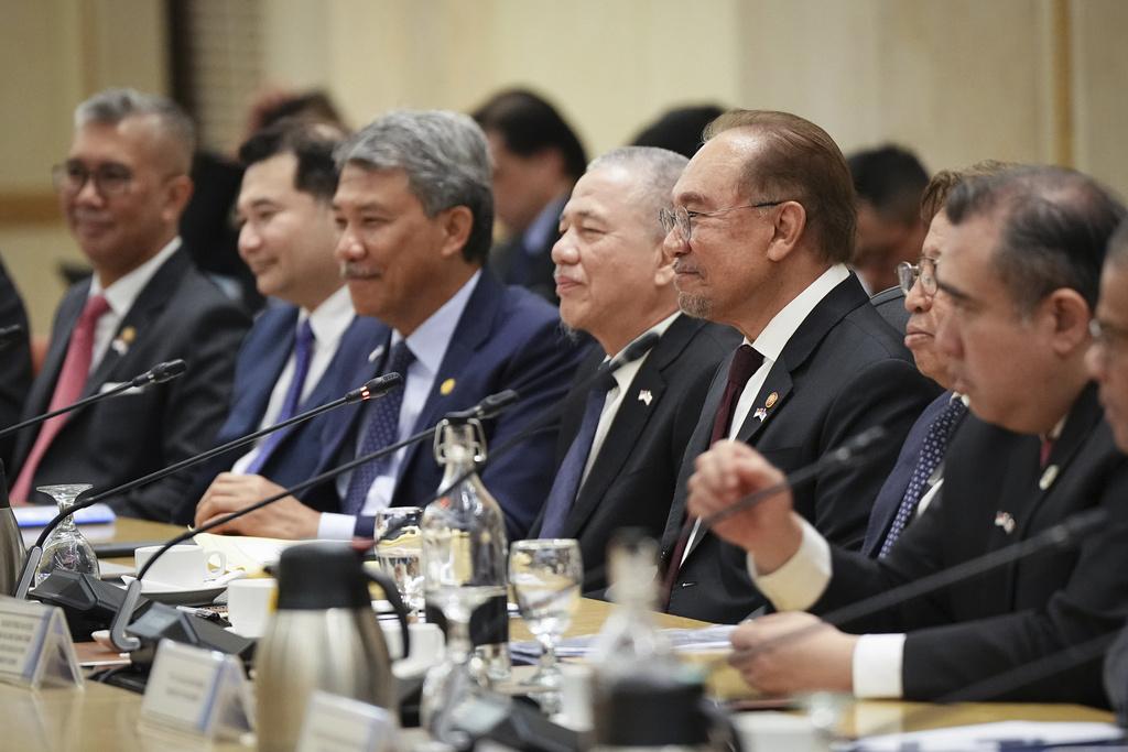 新加坡總理黃循財訪問馬來西亞,並與馬來西亞總理安華舉行了雙邊會談。(AP)