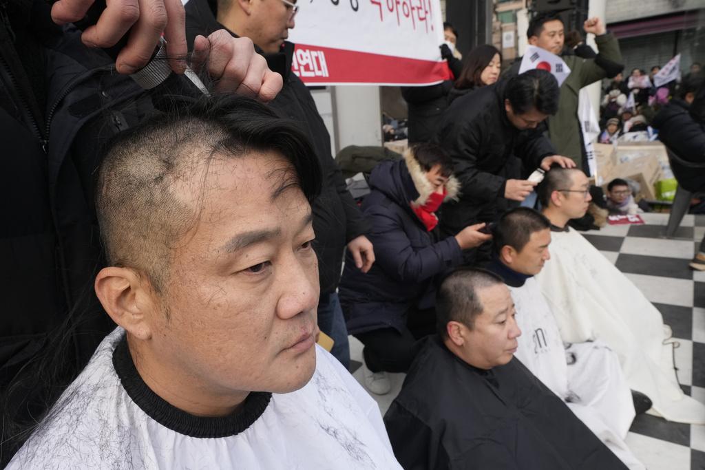 尹錫悅支持者周三集體剃頭,反對彈劾尹錫悅。(美聯社)
